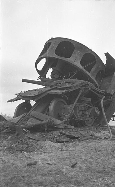 File:Bundesarchiv B 145 Bild-F016205-15, Bei Potoki, zerstörter russischer Panzerzug.jpg