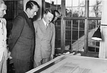 Фюрер и Альберт Шпеер в Бергхофе над проектом нового оперного театра в Линце. 1939