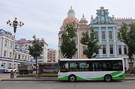 Tập_tin:Bus_and_bus_stop_in_Mohe,_Aug_2019.jpg