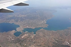 Vue aérienne de la ville de Chalcis avec la Béotie en bas, l'île d'Eubée en haut et l'Euripe entre les deux.