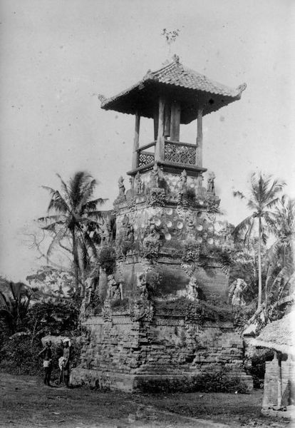 File:COLLECTIE TROPENMUSEUM Wacht- of klokkentoren in een dorp op Bali TMnr 10003764.jpg