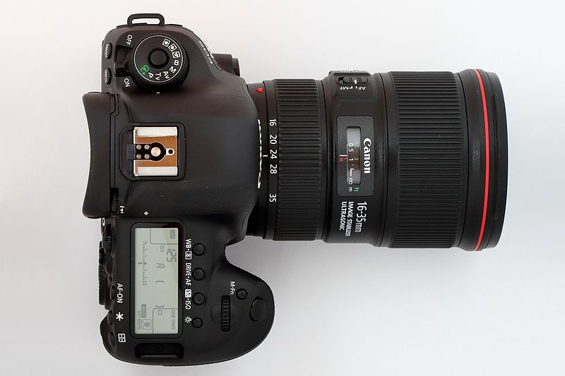 File:Canon EOS 5D Mark IV mit Objektiv 16-35mm F4L IS USM.JPG