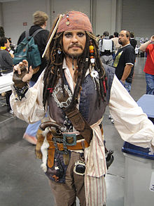 Fan disfrazado de Jack Sparrow. El personaje fue muy bien acogido por el público en general. La revista Empire lo nombró el octavo mejor personaje de todos los tiempos[29] e IMDb le colocó el segundo mejor héroe de acción, tras Indiana Jones.[30]