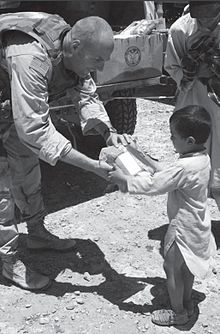 Капитан Кевин Кит Паркер раздает гигиенический пакет в Kandahar.jpg