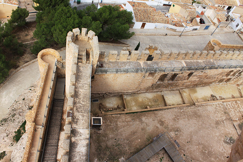 File:Castillo de Villena patio de armas desde la torre (2).JPG