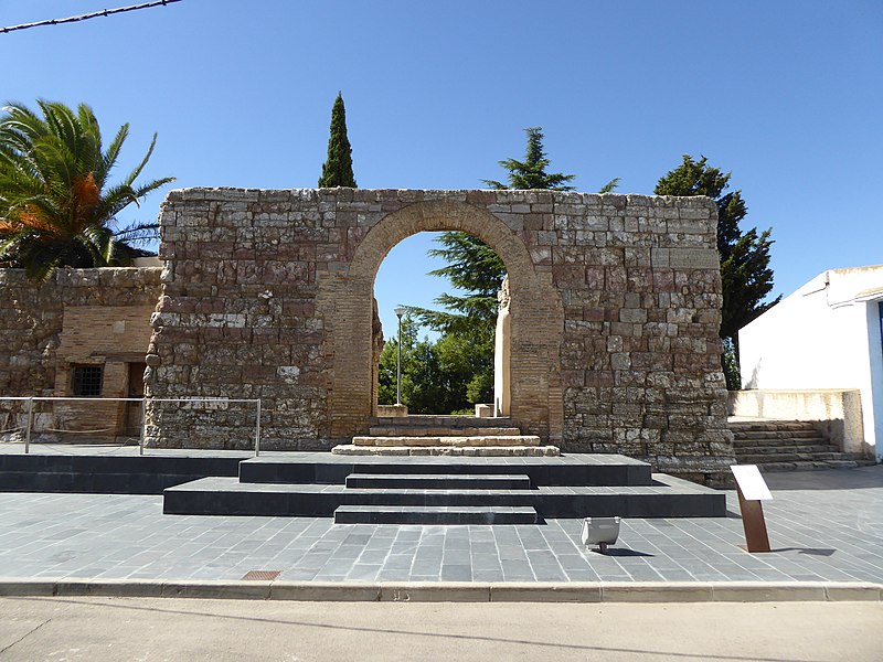 File:Castle of Osera de Ebro 01.jpg