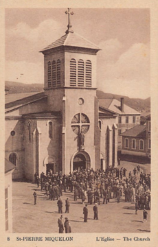 Photographie ancienne sur laquelle l'ancien clocher en béton armé de la cathédrale est encore présent.