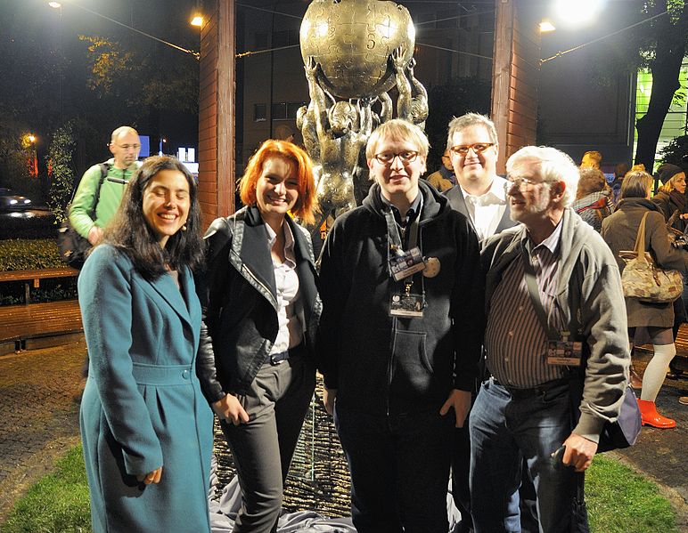 File:Celebration of the Wikipedia monument in Słubice – unveiling (DerHexer) 24.jpg