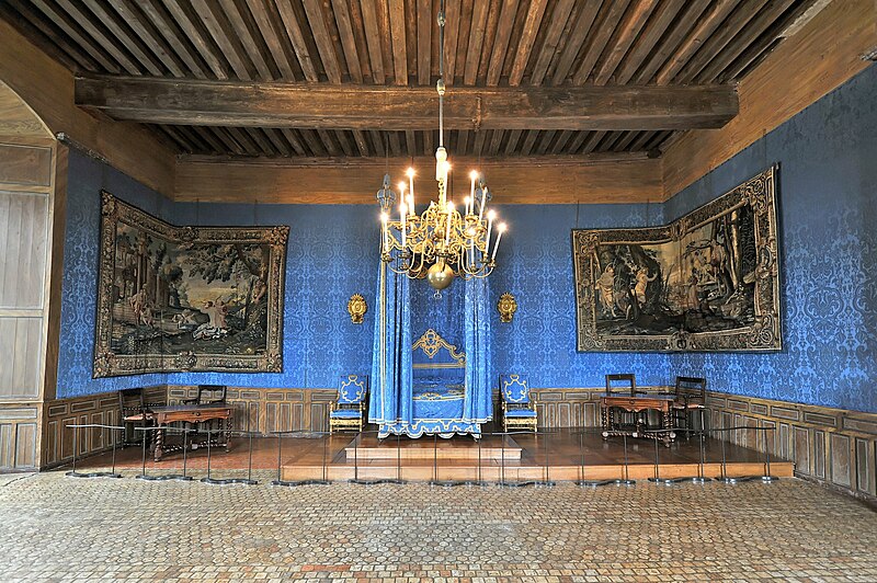 File:Château de Sully-sur-Loire Chambre à coucher 01.jpg