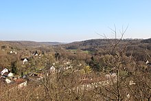 Vue sur Châteaufort à la fin de l'hiver ; les infrastructures urbaines des Ulis se dessinent à l'horizon