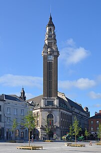 Beffroi de l'hôtel de ville de Charleroi. (définition réelle 2 676 × 4 041)