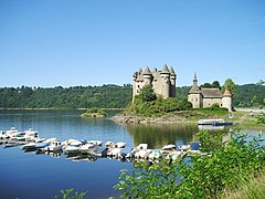 Le château de Val au bord du lac de retenue du barrage de Bort-les-Orgues.