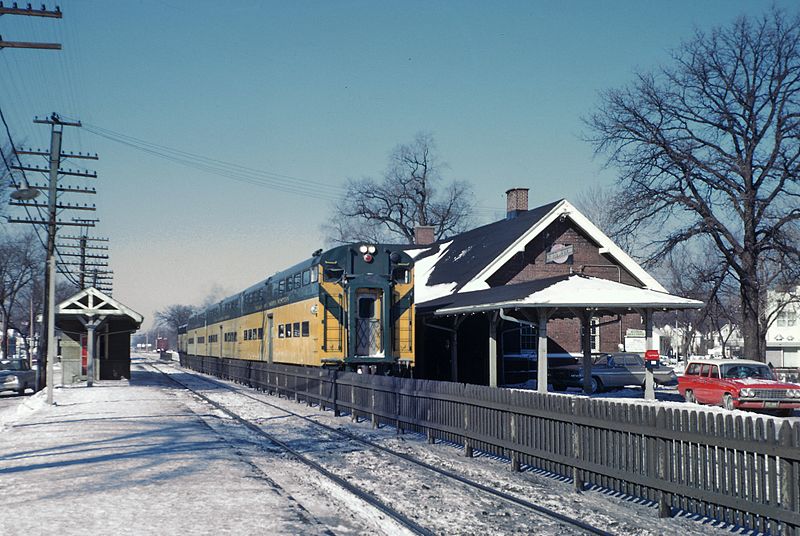 File:Chicago and North Western southbound Commuter Streamliner -338 stopping at Wilmette, IL station on January 24, 1963 (27584283014).jpg