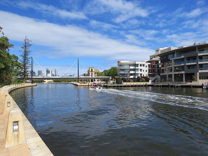 File:Claisebrook Cove, East Perth, January 2021 08.jpg