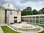 Kerbstones untuk kolam renang di courtyard west Hall, Murray Edwards College (sebelumnya New Hall)