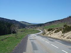 Vue sur la route du versant ouest du col de la Croix de Bauzon.