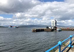 Контейнеровоз Helga приближается к Greenock Ocean Terminal.jpg