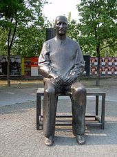 Le Brecht-Denkmal de Fritz Cremer devant le Berliner Ensemble.