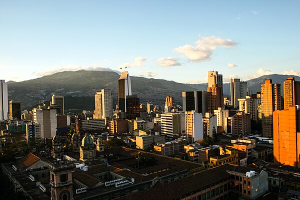 Image: Día soleado en Medellin