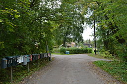 Bredlådor längs Albrovägen i Dalhagen.
