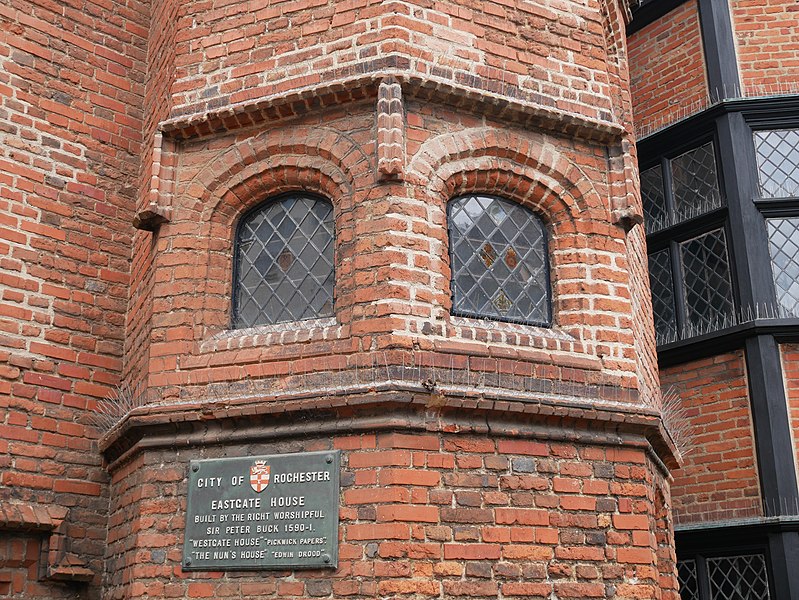 File:Detail on the South Face of Eastgate House, Rochester (01).jpg