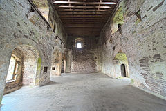 Castle down. Замок Дун Шотландия. Замок Дун Шотландия внутри. Doune Castle (замок Леох). Замок Doune внутри.