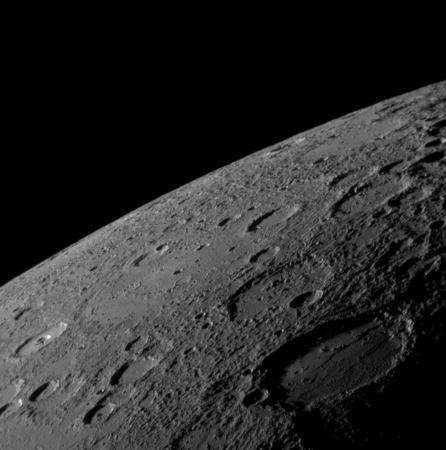 Поверхность напоминает лунную (снимок АМС «Мессенджер»)