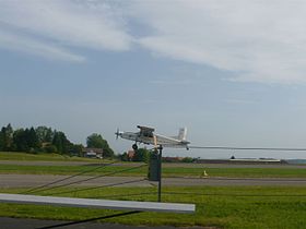 Ein Pilatus PC-6 startet auf Landebahn 28