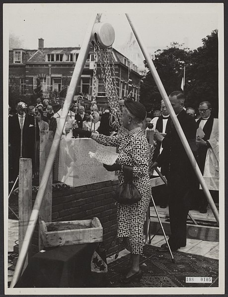 File:Eerste steenlegging voor de nieuwe Engelse en Amerikaanse Episcopale kerk aan de, Bestanddeelnr 108-0105.jpg