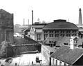 Eingang zur Kruppstadt, links Colosseum, rechts Presswerk, in der Mitte die heute noch erhaltene Eisenbahnbrücke, 1910