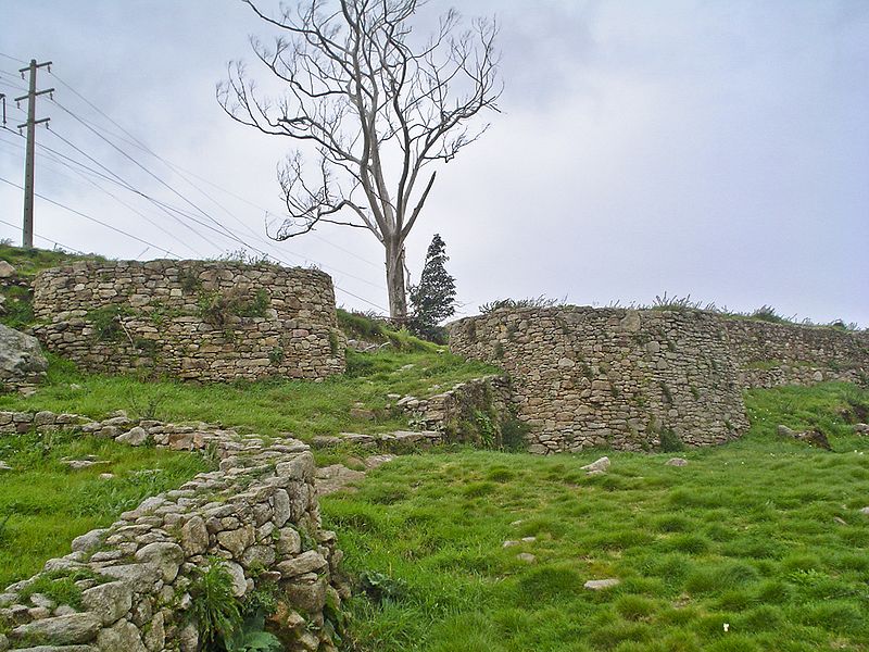 File:Elviña aceso a croa lado oposto.JPG