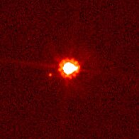 L'objet épars (136199) Éris et son satellite Dysnomie (télescope spatial Hubble, 2006).