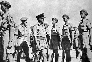 Вениамин осматривает 2-й батальон Еврейской бригады, Палестина, октябрь 1944 года.