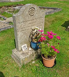 lápide com inscrição para Frederick Seward Trueman.  A lápide também tem a inscrição de uma rosa de Yorkshire