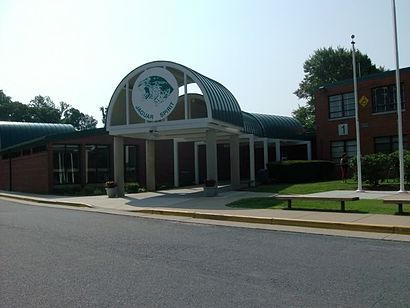 How to get to Falls Church High School with public transit - About the place