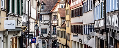 Fenster und Klappläden beider Häuserseiten der Marktgasse in Tübingen Blickrichtung Kornhausstraße 2019.jpg