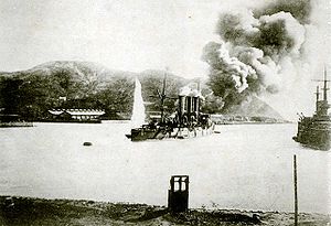 L'artillerie japonaise bombarde des navires de guerre russes à Port Arthur