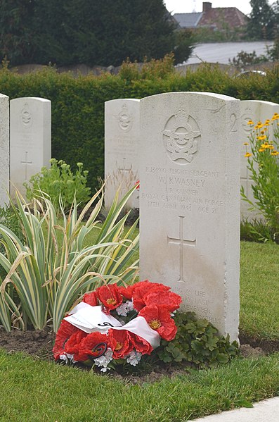 File:Florennes communal cimetery - 03 - W. Kwasney.jpg