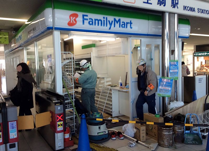 File:Former Pocketplat Ikoma No.1 store which is due to be set to Kintetsu-eki-Fami out of the ticket gate of Ikoma station store 20140129.JPG