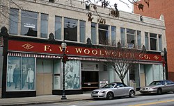 Iama Woolworth-butiko en Greensboro, NC (2008).jpg