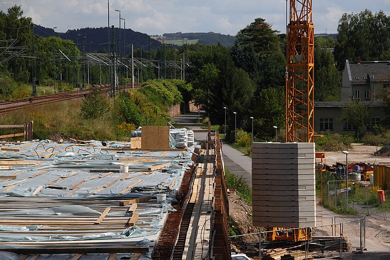 File:Foto-Denkmal (Reihe, wird fortgsetzt) Verlegung B173 in Flöha, Brückenbauwerk 4, schon betoniert - panoramio.jpg