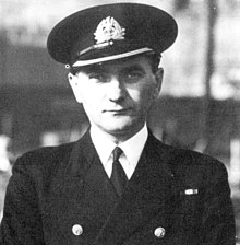 Zdjęcie portretowe, do wysokości piersi, en face – kmdr Pitułko w mundurze europejskim podporucznika marynarki