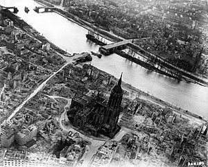 Frankfurt Am Main-Altstadt-Zerstoerung-Luftbild 1944.jpg