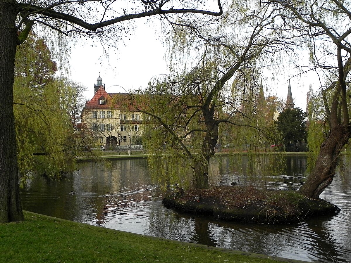 File Franzosischer Garten Celle Teich Jpg Wikimedia Commons