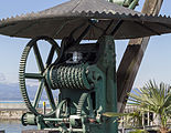 English: Detail (cog wheels and chain) of the historical harbour crane in Friedrichshafen (19th century). Deutsch: Details (Zahnräder und Kette) des historischen Hafenkrans in Friedrichshafen (19. Jahrhundert).