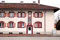 Wohnhaus Turnstraße 1a in Garching an der Alz, Landkreis Altötting, Regierungsbezirk Oberbayern, Teil der Janisch-Siedlung (ehemalige SKW-Werkssiedlung), errichtet durch von Otto Rudolf Salvisberg um 1924. Als Baudenkmal unter Aktennummer D-1-71-117-35 in der Bayerischen Denkmalliste aufgeführt.