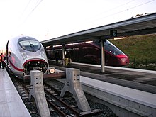 Ein neuer ICE 3 im Dezember 2011 in Besançon an der LGV Rhin-Rhône, neben einem Alstom AGV, vor Inbetriebnahme der Neubaustrecke.