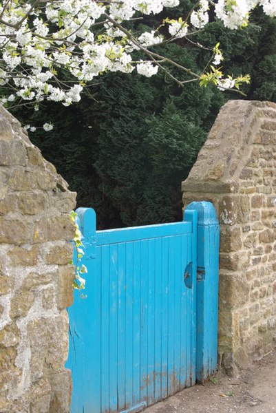 File:Gate in Chipping Warden - geograph.org.uk - 411702.jpg