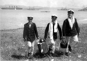 Photo noir-blanc de trois jeunes hommes portant l'uniforme de midshipmen pendant la Première Guerre mondiale.