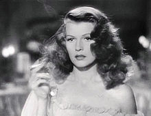 Imagen en blanco y negro de la película Gilda y con la actriz Rita Hayworth fumando un cigarrillo.